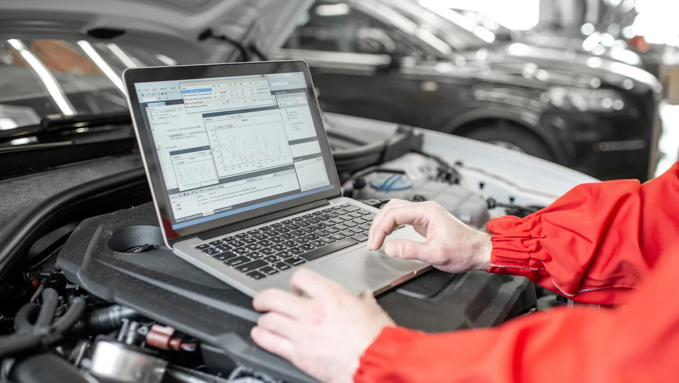 Diagnosing car engine with a laptop